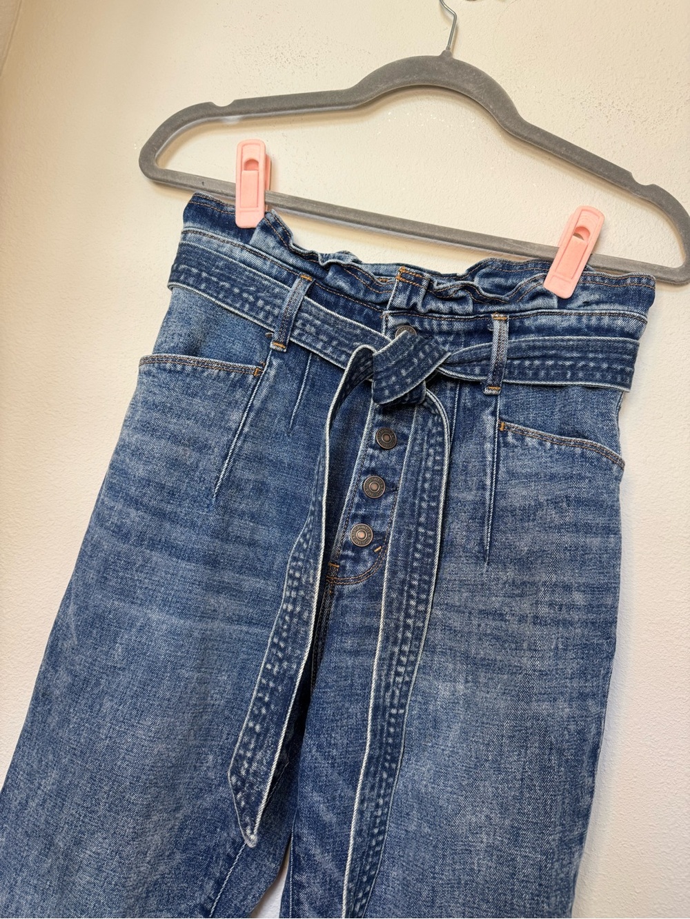 Abercrombie Ultra High Rise Mom Jeans with Paperbag Waist and Belt - Picture 3 of 8